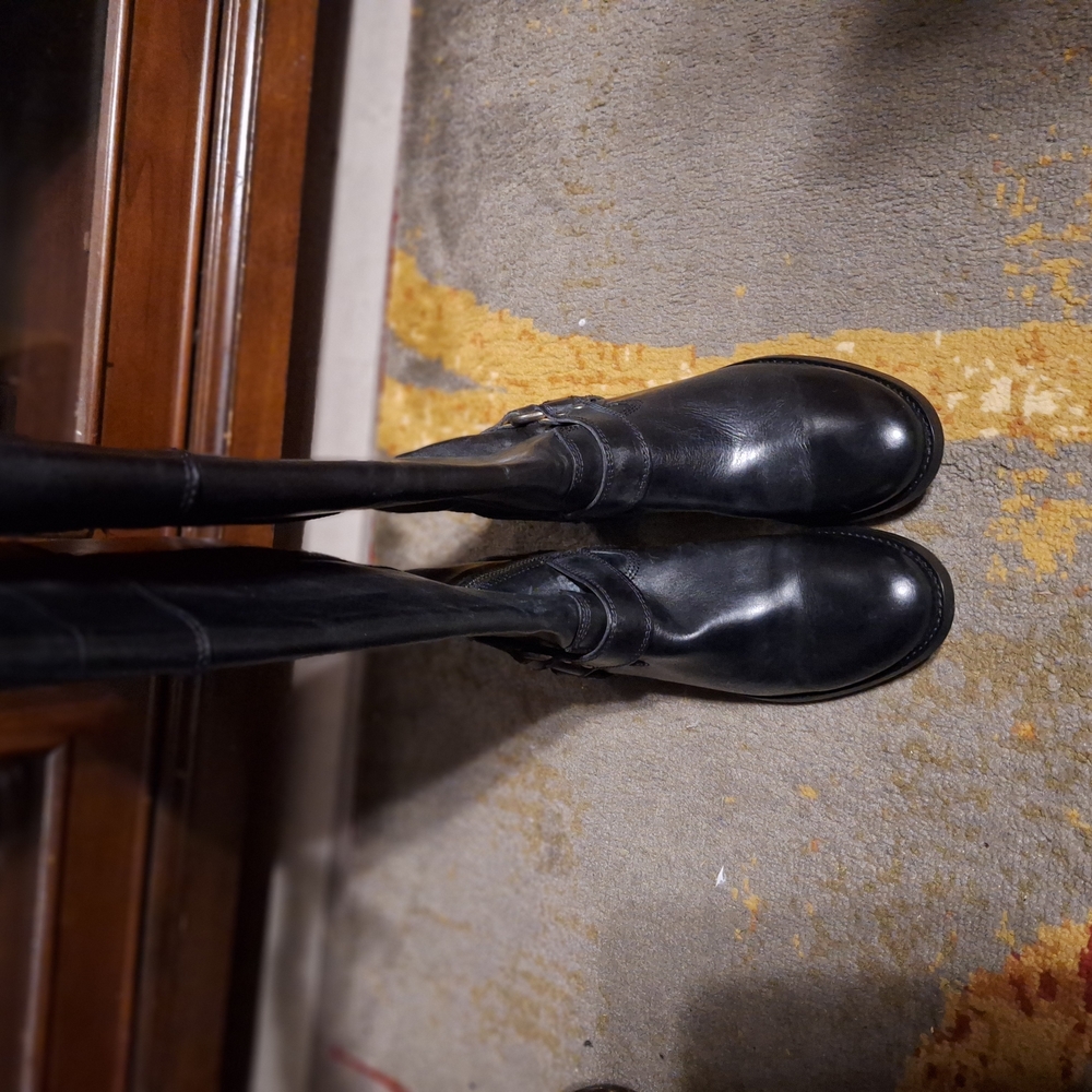 Frye Black Heeled Boots Sleek Leather Minimalist Design